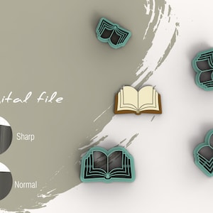 Puede incluir: Archivo digital para un cortador de galletas con forma de libro. El cortador se muestra en azul turquesa y tiene un diseño detallado. La imagen también muestra un cortador de galletas con forma de libro de color marrón y crema.