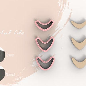 Op de afbeelding: Drie roze koekjesvormen in de vorm van een halve maan. De koekjesvormen zijn verticaal gerangschikt, met de grootste bovenaan en de kleinste onderaan. De koekjesvormen staan op een witte achtergrond.