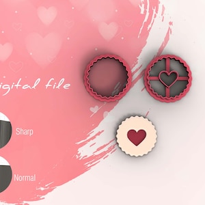 Op de afbeelding: Drie roze koekjesvormen in de vorm van harten. De vormen zijn op een roze achtergrond met witte harten.