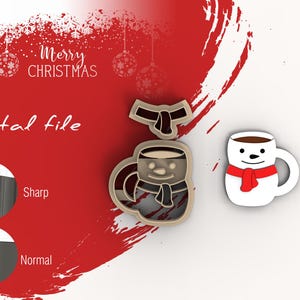 Pode incluir: Arquivo digital para um conjunto de cortadores de biscoitos com um boneco de neve segurando uma xícara de chocolate quente e uma xícara de chocolate quente separada com uma echarpe vermelha. Os cortadores de biscoitos são feitos de metal e têm um design nítido e detalhado.