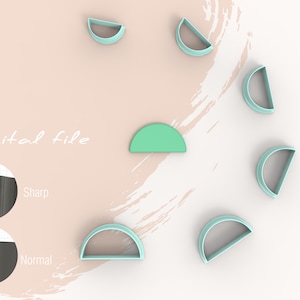 Puede incluir: Un archivo digital para un conjunto de seis cortadores de galletas de medio círculo. Los cortadores son de color azul claro y están dispuestos en un círculo sobre una superficie blanca. Las palabras "Archivo digital" están escritas en negro sobre un fondo rosa.