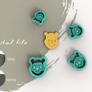 Könnte beinhalten: Fünf Ausstecher in Form von Winnie Puuhs Gesicht. Die Ausstecher sind aus blauem Kunststoff und haben ein gelbes Gesicht mit einer schwarzen Nase und Augen. Der Text "Digitale Datei" ist im Bild sichtbar.