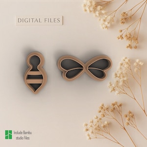 Peut inclure: Deux emporte-pièces beiges, l'un en forme d'abeille et l'autre en forme de nœud papillon, sont présentés sur un fond clair. Les mots "DIGITAL FILES" sont en haut et "Include Bambu studio Files" en bas.