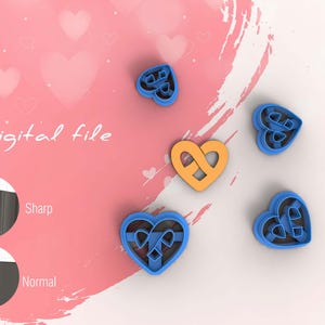 Puede incluir: Archivo digital descargable para un conjunto de cinco cortadores de galletas con forma de corazón. Cuatro de los cortadores son azules y presentan un diseño de nudo. Un cortador es naranja y presenta un diseño de nudo.