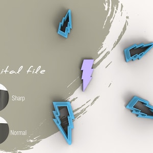 Può includere: Cinque stampini per biscotti a forma di fulmine. Quattro sono di colore azzurro chiaro e uno è di colore lilla chiaro. Gli stampini per biscotti sono su una superficie bianca con uno sfondo marrone.