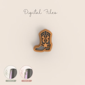 Puede incluir: Cortador de galletas con forma de bota de vaquero. El cortador tiene un contorno marrón claro, un interior negro y detalles decorativos de estrella y volutas. Las palabras "Digital Files" están escritas en cursiva en la parte superior.