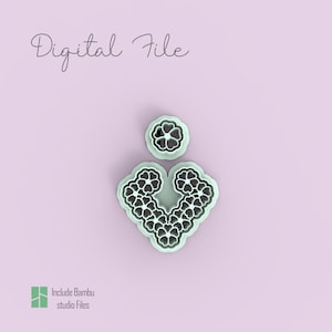 Peut inclure: Fichier numérique vert clair d'un emporte-pièce en forme de cœur et d'un petit emporte-pièce en forme de fleur, avec le texte "Digital File" et "Include Bambu studio Files" sur fond violet clair.