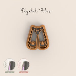 Könnte beinhalten: Ein hellbrauner Ausstecher in Form einer Jeans mit Sternaussparungen. Der Ausstecher hat einen schwarzen Gürtel und Taschen Details. Die Worte "Digital Files" sind in Kursivschrift oben im Bild geschrieben. Zwei kleinere Bilder zeigen die Lippe des Ausstechers.