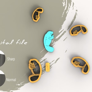 Peut inclure: Fichier numérique pour un emporte-pièce en forme de lamantin. Le fichier est disponible en version nette et normale. L'image montre une illustration de lamantin bleue et quatre emporte-pièces dorés en forme de lamantin.