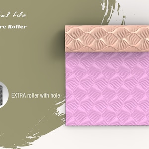 Op de afbeelding: Digitaal bestand voor een textuurroller met een roze en perzikkleurig golvend patroon. De roller is opgerold weergegeven en het patroon is zichtbaar op het uitgerolde gedeelte. De tekst "EXTRA roller with hole" is ook zichtbaar.