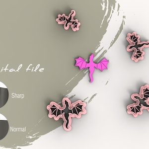 Puede incluir: Archivo digital descargable para un conjunto de cinco cortadores de galletas de dragón. Cuatro de los cortadores son rosados y uno es de un rosa más oscuro. Los cortadores se muestran sobre un fondo blanco con un fondo texturizado gris y blanco detrás de ellos.