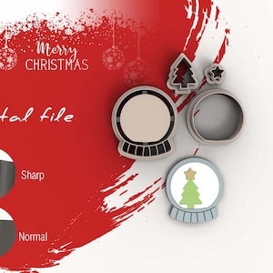 Op de afbeelding: Een set van vijf kerstkoekjesvormen, waaronder een sneeuwbol, een kerstboom, een ster en twee ronde vormen. De vormen zijn gemaakt van metaal en hebben een zilveren afwerking.