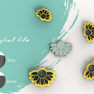Op de afbeelding: Een set van vier koekjesvormen in de vorm van zonnebloemen. De vormen zijn geel met zwarte centra en zijn gerangschikt op een wit oppervlak. De tekst "Digitaal bestand" is zichtbaar op de achtergrond.