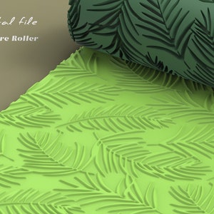 Puede incluir: Rodillo de textura verde con un patrón de hojas. El rodillo se utiliza para crear un diseño de hojas en fondant o arcilla.