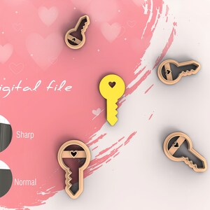 Op de afbeelding: Digitaal bestand voor een sleutel-vormige koekjesuitsteker met een hart in het midden. De uitsteker is in bruin en geel getoond. De afbeelding toont ook een close-up van de rand van de uitsteker, met een scherpe en een normale optie.