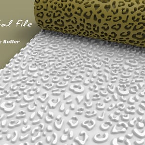 Puede incluir: Un archivo digital de un rodillo de textura con un diseño de estampado de leopardo. El rodillo es de color marrón claro y la superficie texturizada es blanca. El texto "Digital file" y "Texture Roller" son visibles.