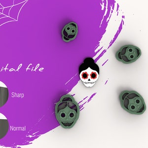 Puede incluir: Cinco cortadores de galletas de plástico verde en forma de calavera de azúcar con cabello negro y ojos rojos. Los cortadores están sobre un fondo blanco y morado. Archivo digital.