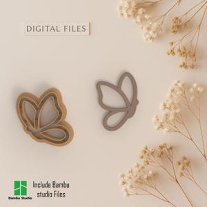 Op de afbeelding: Twee vlindervormige objecten. Eén is een lichtbruine, driedimensionale koekjesvorm. De andere is een platte, grijze vlindervorm. De woorden "DIGITAL FILES" staan bovenaan. De woorden "Include Bambu studio Files" staan eronder.