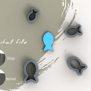 Könnte beinhalten: Fünf Ausstecher in Fischform. Vier sind grau und einer ist hellblau. Die Ausstecher befinden sich auf einem weißen Hintergrund mit einem grauen Pinselstrich-Design.