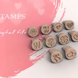 Pode incluir: Uma coleção de carimbos de madeira com vários desenhos, incluindo rosas, corações e padrões florais. Os carimbos estão dispostos sobre um fundo rosa e branco com as palavras "STAMPS" e "Digital file".