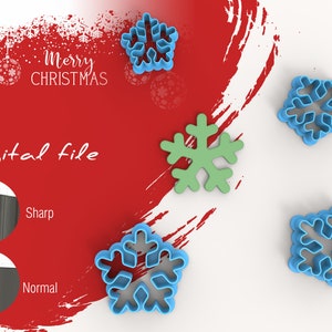 Può includere: File digitale per uno stampino per biscotti a forma di fiocco di neve. L'immagine mostra quattro stampini per biscotti a forma di fiocco di neve di diverse dimensioni e colori, tra cui blu, verde e azzurro. Il testo "File digitale" è scritto in nero su sfondo rosso. I testi "Sharp" e "Normal" sono scritti in nero su sfondo bianco.