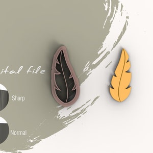 Könnte beinhalten: Zwei digitale Dateien für einen Plätzchenausstecher in Form einer Feder. Die erste Datei ist eine scharfe Version, die zweite eine normale Version. Der Ausstecher ist in Braun mit einem schwarzen Federdesign dargestellt. Die zweite Datei ist in Gelb dargestellt.