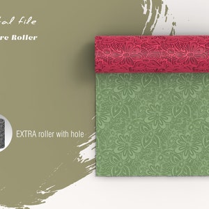 Puede incluir: Un archivo digital para un rodillo de textura con un patrón floral. El rodillo es verde y rojo y tiene un agujero en el centro. La imagen también muestra dos rodillos más pequeños con una textura gris.