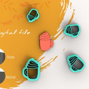 Op de afbeelding: Digitale bestandsdownload voor een set van vier koekjesuitstekers in de vorm van een mok met warme chocolademelk met slagroom. De uitstekers zijn turquoise blauw en de warme chocolademelk is bruin. De afbeelding toont ook een close-up van de rand van de uitsteker, met een scherpe en een normale optie.