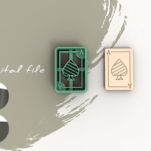 Puede incluir: Un archivo digital para un cortador de galletas impreso en 3D en forma de un as de picas de la baraja de cartas. El cortador es verde y la carta está delineada en negro. La carta tiene un diseño de pica rayado.