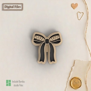 Op de afbeelding: Een strikvormige koekjessnijder met een zwart strikdesign en beige rand. De strik heeft bladdetails en de tekst "Digital Files" staat in de linkerbovenhoek. De tekst "Include Bambu studio Files" staat linksonder.