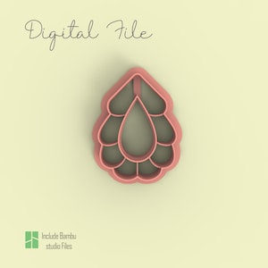 Könnte beinhalten: Eine weiße Keramik-Tasse mit schwarzem Henkel und dem Text "But First, Coffee" in fetter, schwarzer Schrift. Die Tasse steht vor einem verschwommenen Hintergrund, der ihr klares Design hervorhebt.