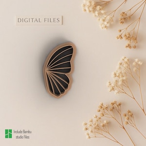 Puede incluir: Un objeto en forma de ala de mariposa de color marrón claro con líneas negras, etiquetado como "DIGITAL FILES". El objeto es un archivo digital, posiblemente para manualidades o diseño. La imagen también incluye el texto "Include Bambu studio Files."