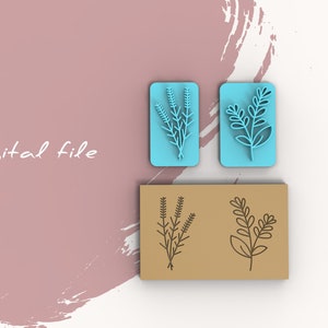 Puede incluir: Dos sellos de goma azules con diseños florales, uno con una rama de lavanda y el otro con una rama frondosa. Los sellos están sobre una superficie marrón con contornos negros de los mismos diseños.