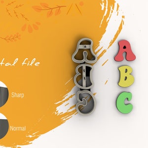 Könnte beinhalten: Ein Set mit drei Ausstechern in Form der Buchstaben A, B und C. Die Ausstecher sind aus silberfarbenem Metall und werden vor einem weißen Hintergrund gezeigt. Die Buchstaben sind in einer verspielten, abgerundeten Schriftart.