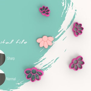 Puede incluir: Cinco cortadores de galletas en forma de flor de color rosa y morado sobre un fondo blanco y azul. El texto "Archivo digital" es visible en la imagen.