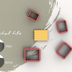 Puede incluir: Cinco cortadores de galletas de plástico rojo en forma de rectángulo con bordes festoneados. Los cortadores están sobre una superficie blanca. El texto "Archivo digital" está escrito en negro sobre un fondo gris.