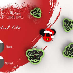 Peut inclure: Fichier numérique pour un emporte-pièce de Noël en forme de Mickey Mouse portant un bonnet de Père Noël. L'emporte-pièce est vert et noir avec un bonnet de Père Noël rouge et une ceinture rouge. L'image montre également les mots "Joyeux Noël" et "Fichier numérique".