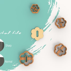 Puede incluir: Cinco cortadores de galletas de plástico marrón en forma de flores con un agujero en el centro. Los cortadores están sobre una superficie blanca con un fondo azul claro. El texto "Archivo digital" está en el lado izquierdo de la imagen.