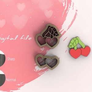 Puede incluir: Dos cortadores de galletas digitales, uno con forma de dos cerezas con hojas verdes y el otro con forma de dos corazones con una hoja. Los cortadores son marrones y las cerezas son rojas.