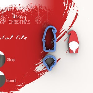 Op de afbeelding: Een set van drie blauwe plastic koekjesvormen in de vorm van een gnome. De vormen zijn op een witte achtergrond met een rode achtergrond erachter. De tekst "Merry Christmas" is zichtbaar op de achtergrond.