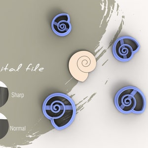 Puede incluir: Cinco cortadores de galletas de plástico azul con forma de conchas. Los cortadores están dispuestos sobre una superficie blanca con un fondo marrón claro. El texto "Archivo digital" está escrito en negro sobre el fondo.