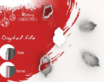 Peut inclure: Ensemble de quatre emporte-pièces en argent en forme de décorations de Noël. Les emporte-pièces sont sur une surface blanche avec un fond rouge. Le texte "Merry Christmas" est visible en arrière-plan.