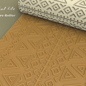 Könnte beinhalten: Eine weiße Texturrolle mit geometrischem Muster rollt über eine braune Oberfläche und erzeugt ein geprägtes Design. Die Oberfläche hat ein sich wiederholendes Muster aus Dreiecken, Quadraten und Kreisen.