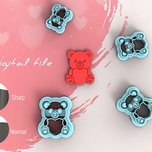 Puede incluir: Archivo digital para un juego de cortadores de galletas con cuatro diseños de ositos de peluche. Los osos sostienen corazones y tienen diferentes expresiones. El archivo está disponible en dos formatos: nítido y normal.