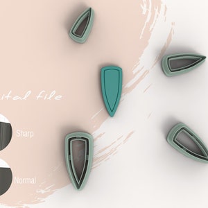 Könnte beinhalten: Fünf türkisfarbene Ausstecher in Form eines spitzen Blattes. Die Ausstecher sind auf einer weißen Oberfläche mit hellrosa Hintergrund verstreut angeordnet. Der Text "Digitale Datei" ist im Bild sichtbar.