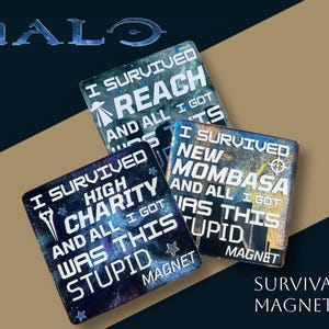 Könnte beinhalten: Drei quadratische Magnete mit Text aus der Videospielserie Halo. Die Magnete haben einen galaxieartigen Hintergrund mit weißem Text, der lautet: "I Survived Reach and All I Got Was This Stupid Magnet". Der Text "Halo" steht oben.