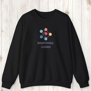 Könnte beinhalten: Ein schwarzes Langarm-Sweatshirt mit einer Grafik eines mehrfarbigen Knotennetzwerk-Diagramms über dem Text "UNSUPERVISED LEARNER" in einer serifenlosen Schriftart. Das Design zeigt verbundene Kreise in den Farben Rot, Blau und Gelb.