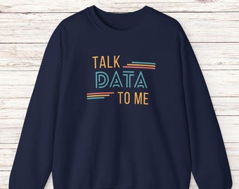データサイエンティストへのギフト | 面白い「Talk Data to Me」クルーネック | アナリストや統計学者へのギフト