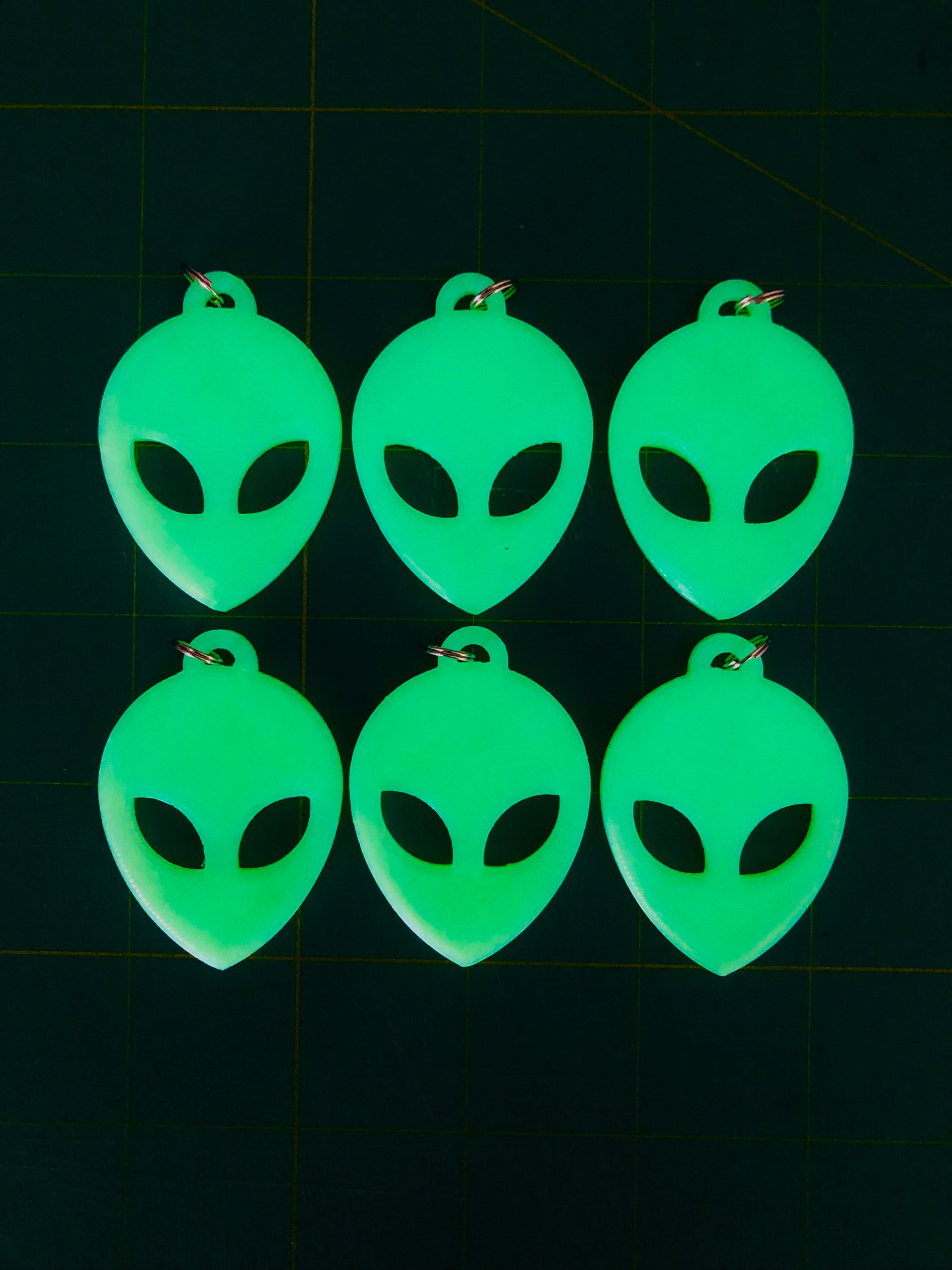 Glow-in-the-dark Alien Keychain: 3d-printed PLA - Etsy