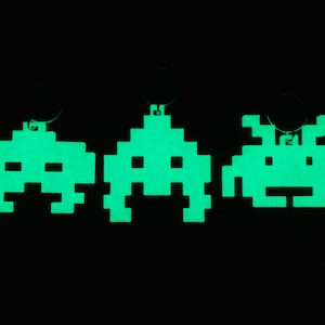 Space Invaders 3D-tryckta nyckelringar / Retro videospelsnyckelringar / Självlysande PLA
